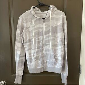 SO Perfect Zip-Up Hoodie in Gray Camo Size Medium